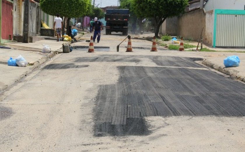 Arapiraca: Operação tapa-buracos continua pelas ruas do bairro Cacimbas