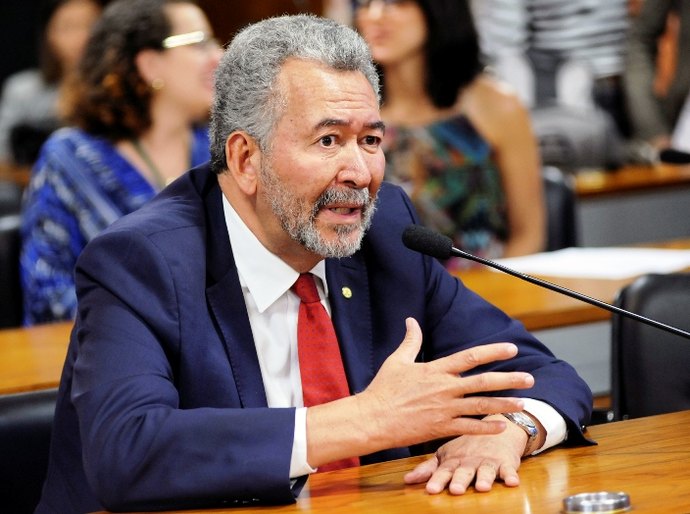 Paulão denuncia que 130 mil crianças estão fora das salas de aula em Maceió