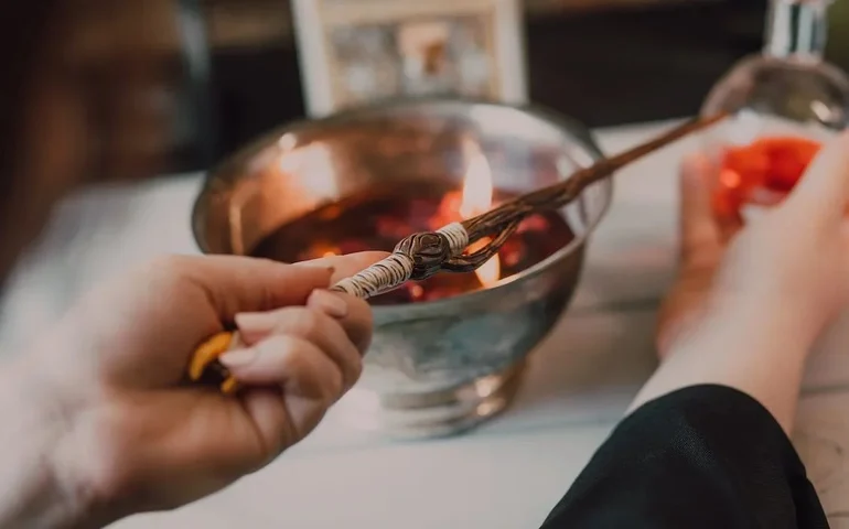 Policiais armados invadem hotel após varinha de fã de Harry Potter ser confundida com uma faca