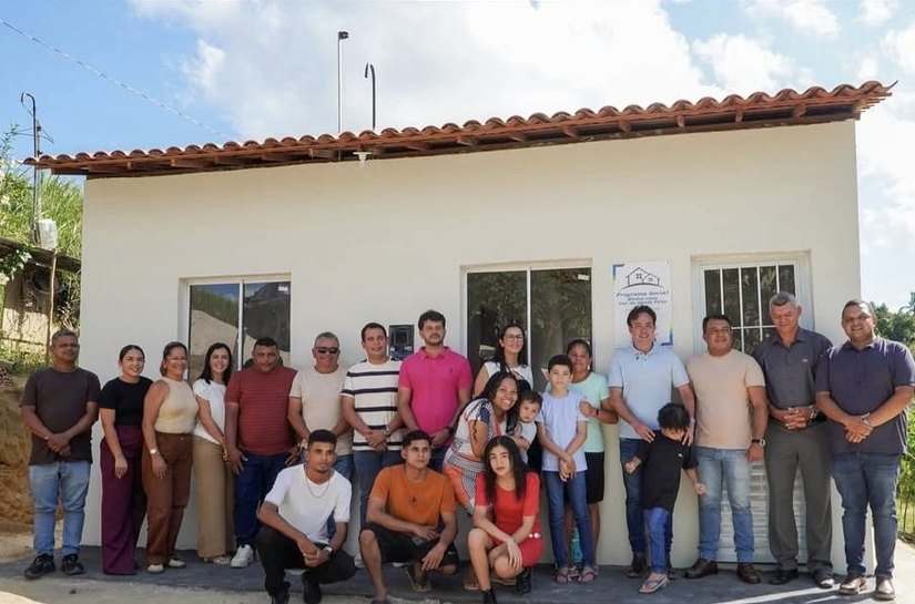 Prefeito Jorge Galvão entrega nova casa popular no Sítio Boa Vista, em Jundiá