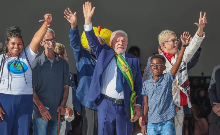 Lula recebeu a faixa presidencial de um grupo que representa a diversidade