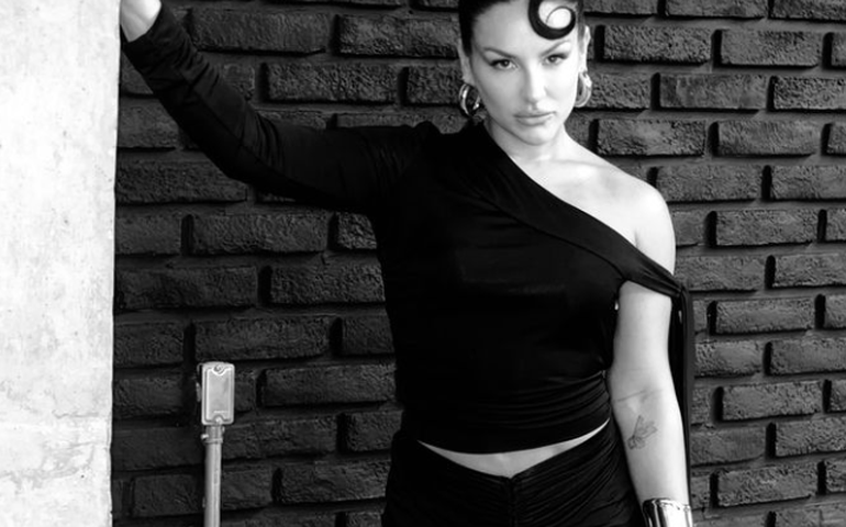 Após 'cantada' de Alessandra Negrini, Caio Castro também manda recado para Bruna Louise