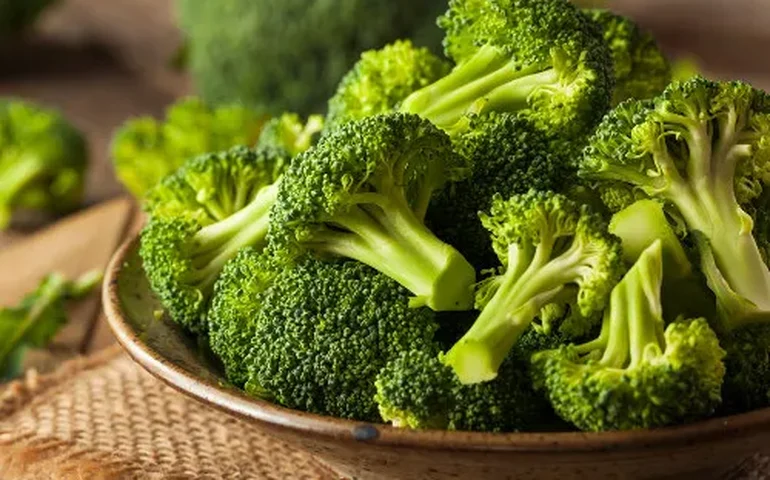 Superalimento: os benefícios do brócolis, uma 'bomba' vegetal para adicionar a uma dieta saudável 