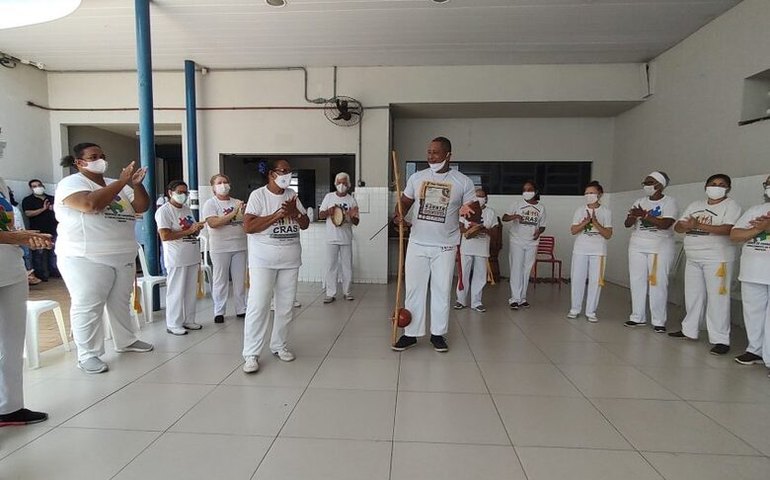 Assistência Social recebe apresentação de mulheres capoeiristas do Cras Pitanguinha
