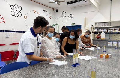 Estudantes da Nova EJA SESI vivenciam experiência científica sobre adulteração da gasolina