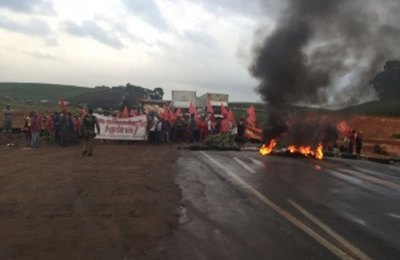 Famílias sem terra bloqueiam BR-101 em Messias