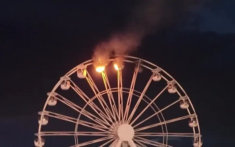 Roda-gigante pega fogo durante festival de música na Alemanha e deixa mais de 20 pessoas feridas