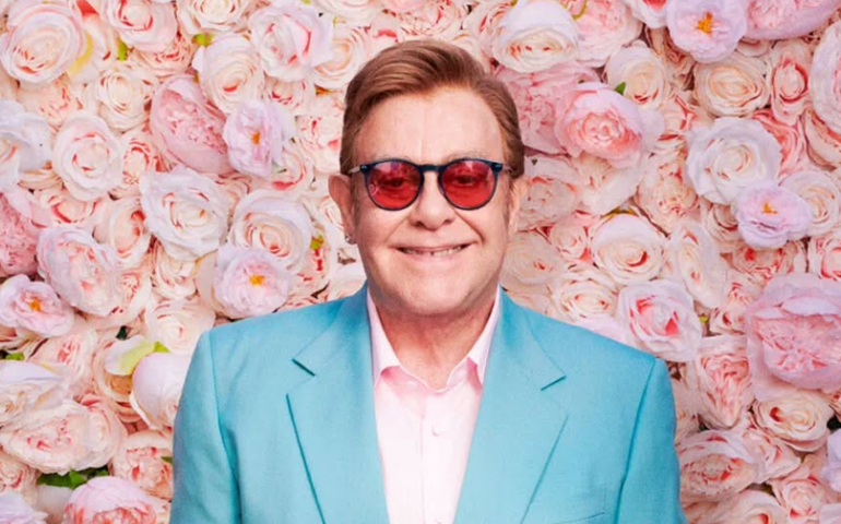 Em 'Never Too Late', um Elton John competente, mas sem novidades