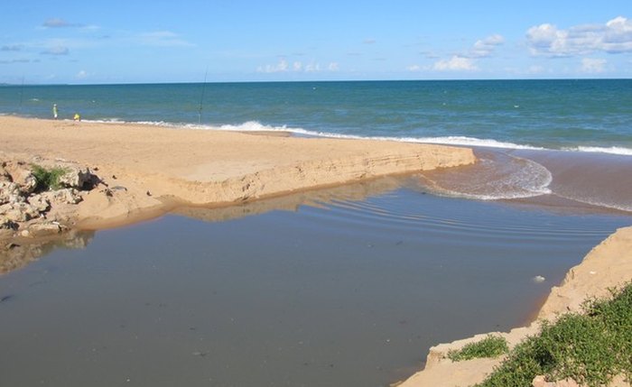Riacho poluído das Águas Férreas desemboca na praia de Cruz das Almas