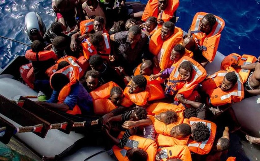 Mais de 240 migrantes e 25 corpos são resgatados no Mediterrâneo