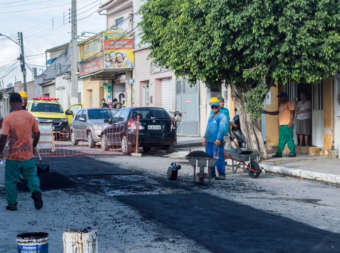 Após chuvas, Prefeitura retoma serviços de recomposição do asfalto em Arapiraca