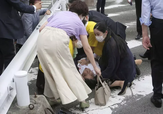 Ex-primeiro-ministro Shinzo Abe é assassinado a tiros no Japão