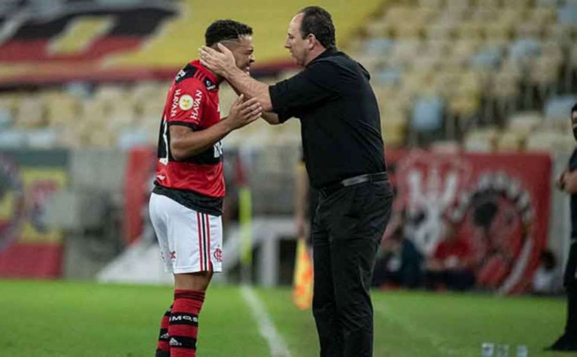 Com gol no fim, Bragantino derruba Flamengo e dorme na liderança do Brasileirão