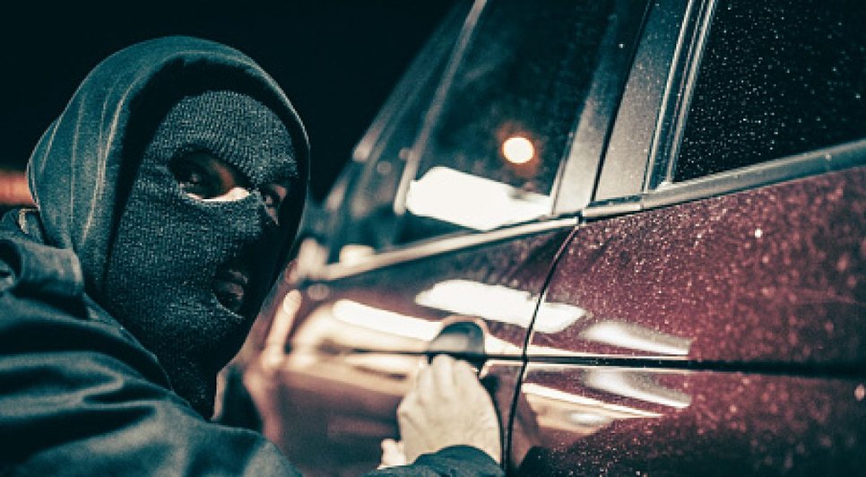 Homem arrombando carro. Imagem ilustrativa