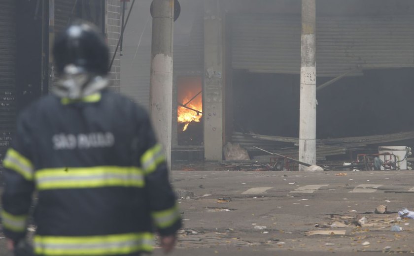 Bombeiros tentam conter fogo que destruiu mais de 200 lojas no Brás