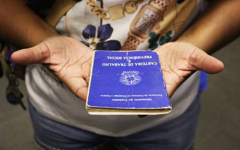 Taxa de desemprego fica em 11,0% no trimestre até dezembro, revela IBGE