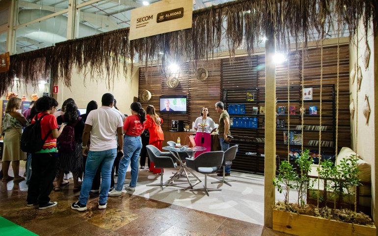Lançamento do livro Galeria dos Governadores de Alagoas é destaque no estande da Secom