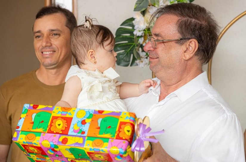 Luciano Barbosa homenageia bebê prefeita durante Semana 100% Mamãe e Bebê