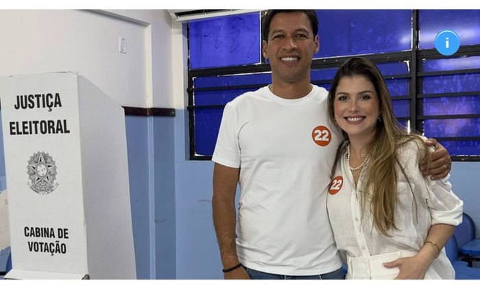 Rodrigo Cunha e esposa durante a votação deste domingo