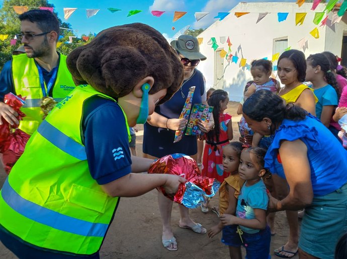 Conasa Águas do Sertão e S.O.S Caatinga levam alegria para 150 crianças no Povoado Caboclo