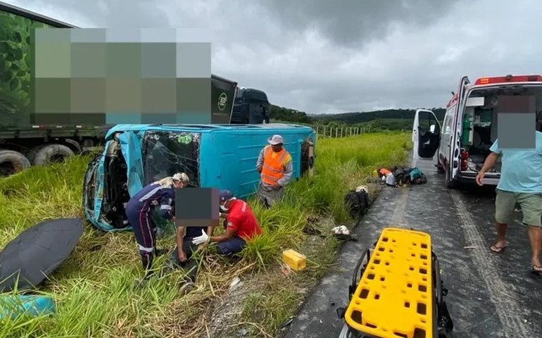 Caminhão sem freio provoca engavetamento com quatro veículos na BR-101