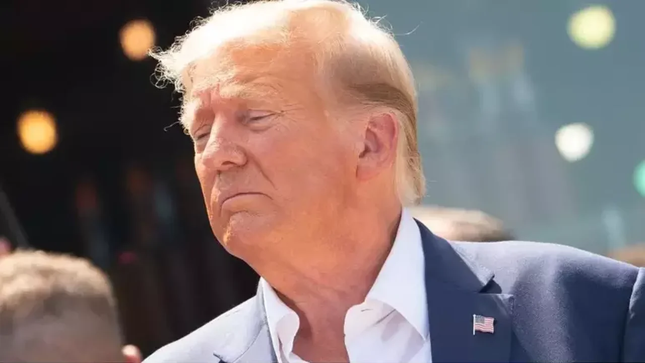 Donald Trump é retirado às pressas do palco durante comício na Pensilvânia, após tiros serem ouvidos