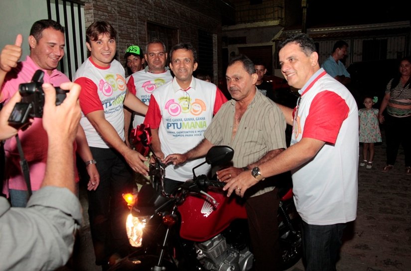 Mototaxista se emociona ao receber do prefeito de União uma moto nova