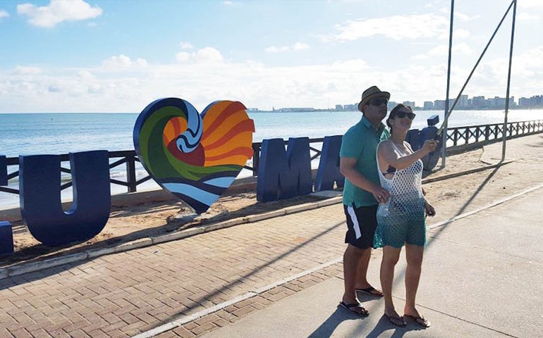 Totem “Eu Amo Maceió” volta a embelezar a orla