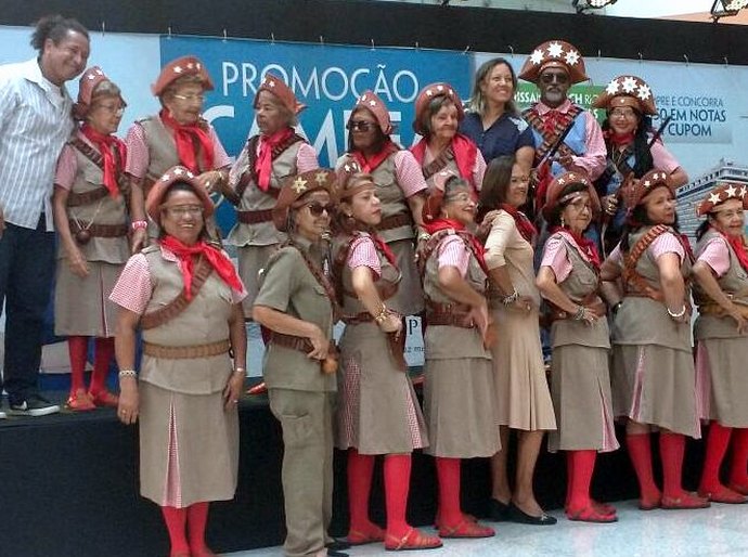 Jovens e idosos do Cras se apresentam em shopping