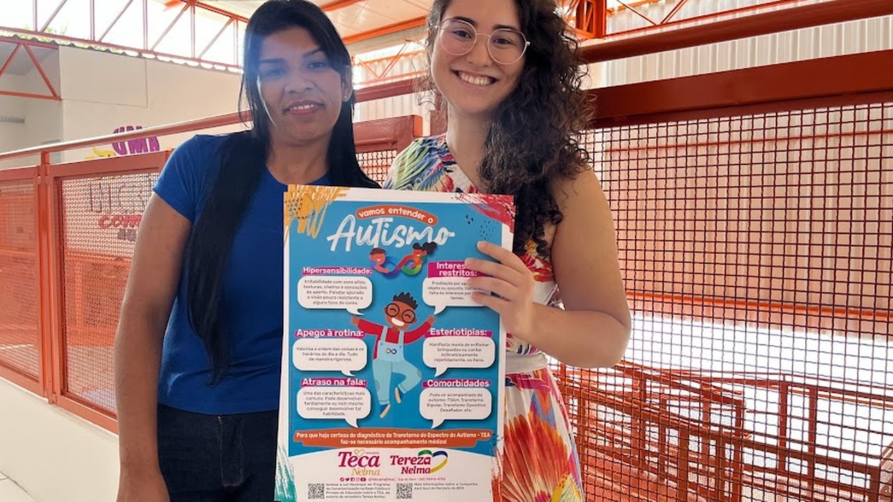 Teca Nelma percorre escolas de Maceió com cartazes informativos sobre o autismo