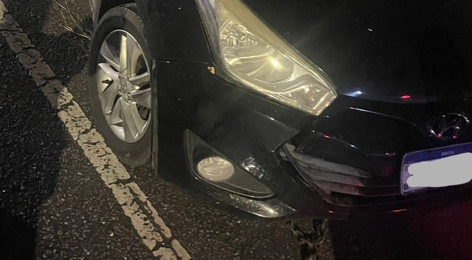 Carro derruba poste e fica abandonado na Barra dos Coqueiros