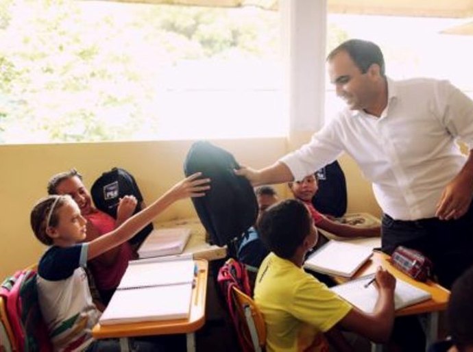 Prefeito de Pilar entrega mais de dois mil kits escolares a alunos da rede pública