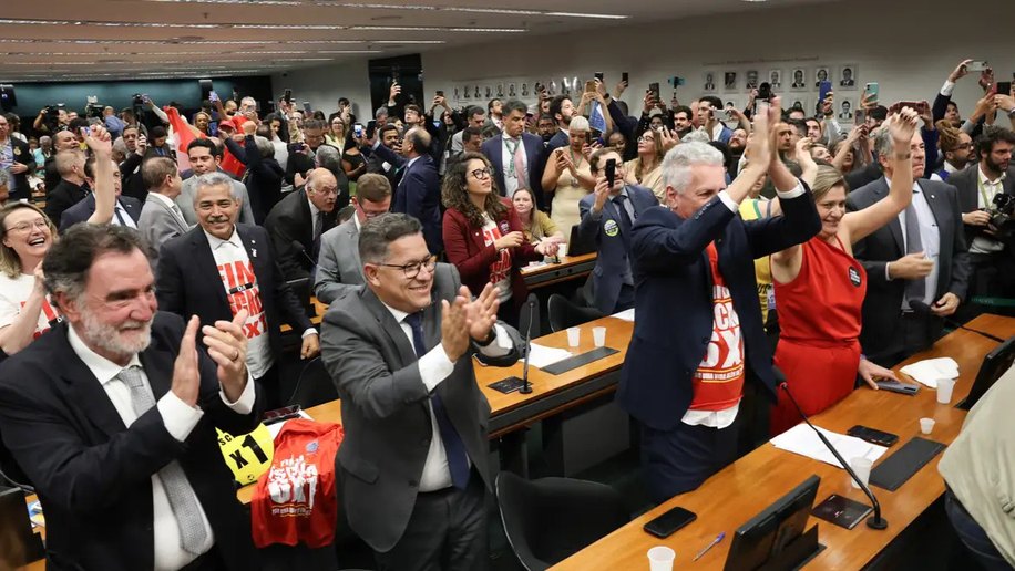 Comissão aprova relatório de PEC que acaba com escala 6X1