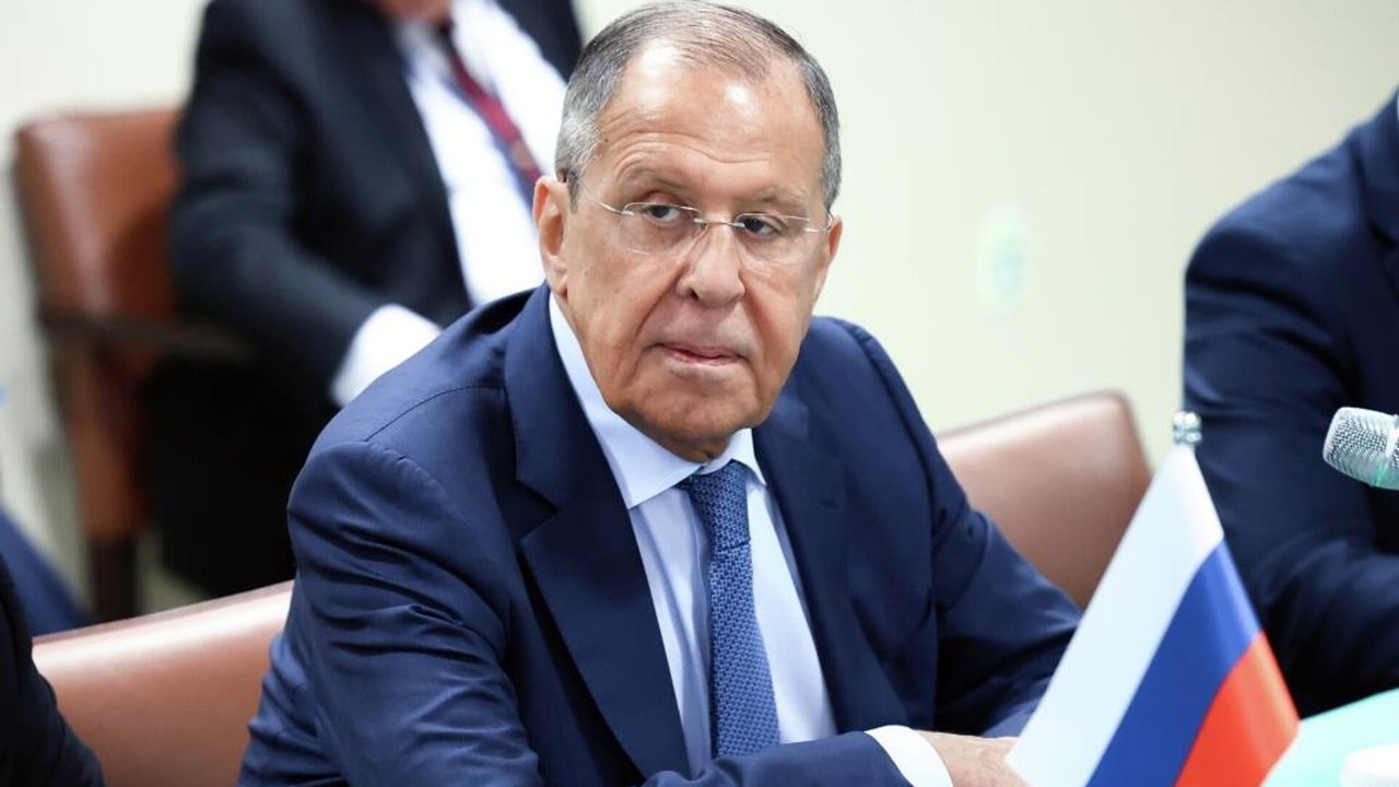 Ocidente está destruindo a globalização com abuso do dólar e sanções ilegais, diz Lavrov