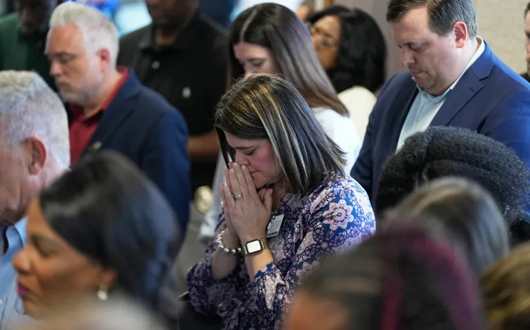 Comunidade da Louisiana está em choque após um homem matar 8 crianças