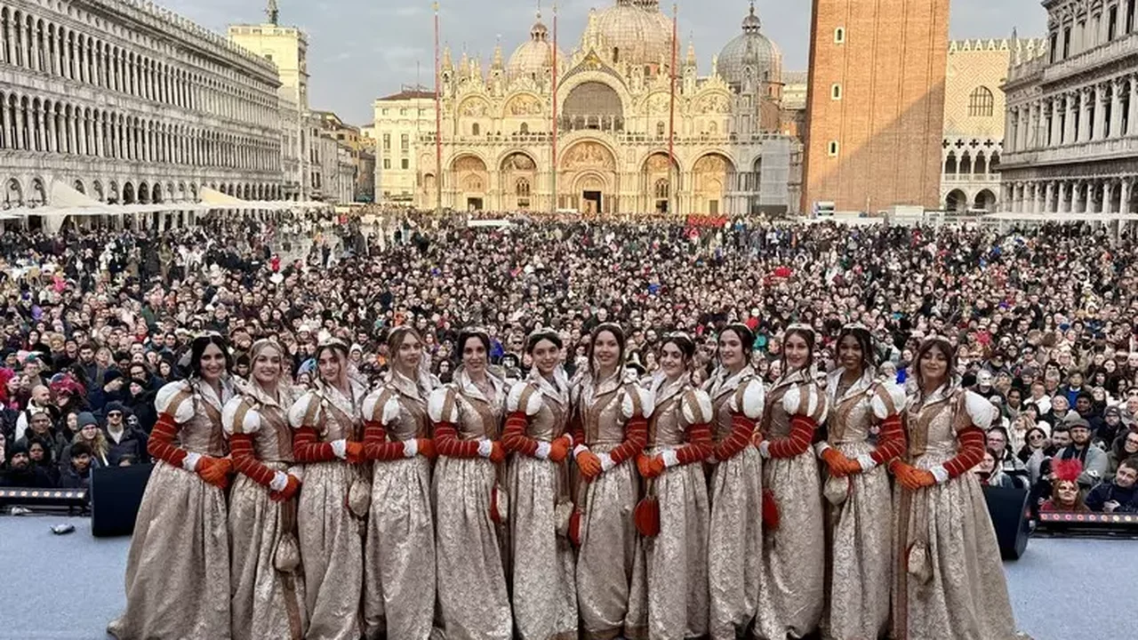 Tradicional 'Desfile das Marias' movimenta Carnaval de Veneza