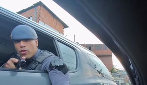 Policial é filmado empunhando arma durante abordagem