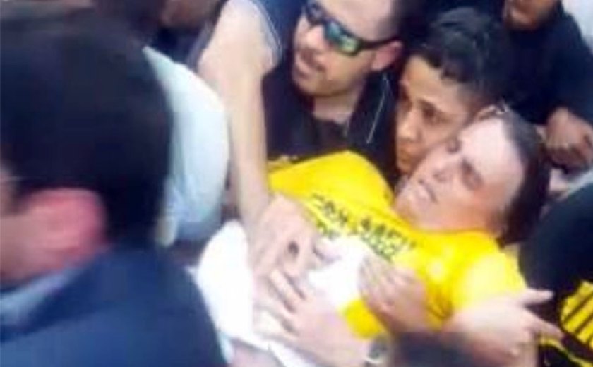Bolsonaro é esfaqueado durante ato de campanha e levado a hospital em MG