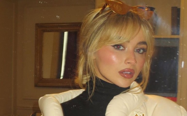 Padre é afastado por autorizar gravações de clipe de Sabrina Carpenter em igreja