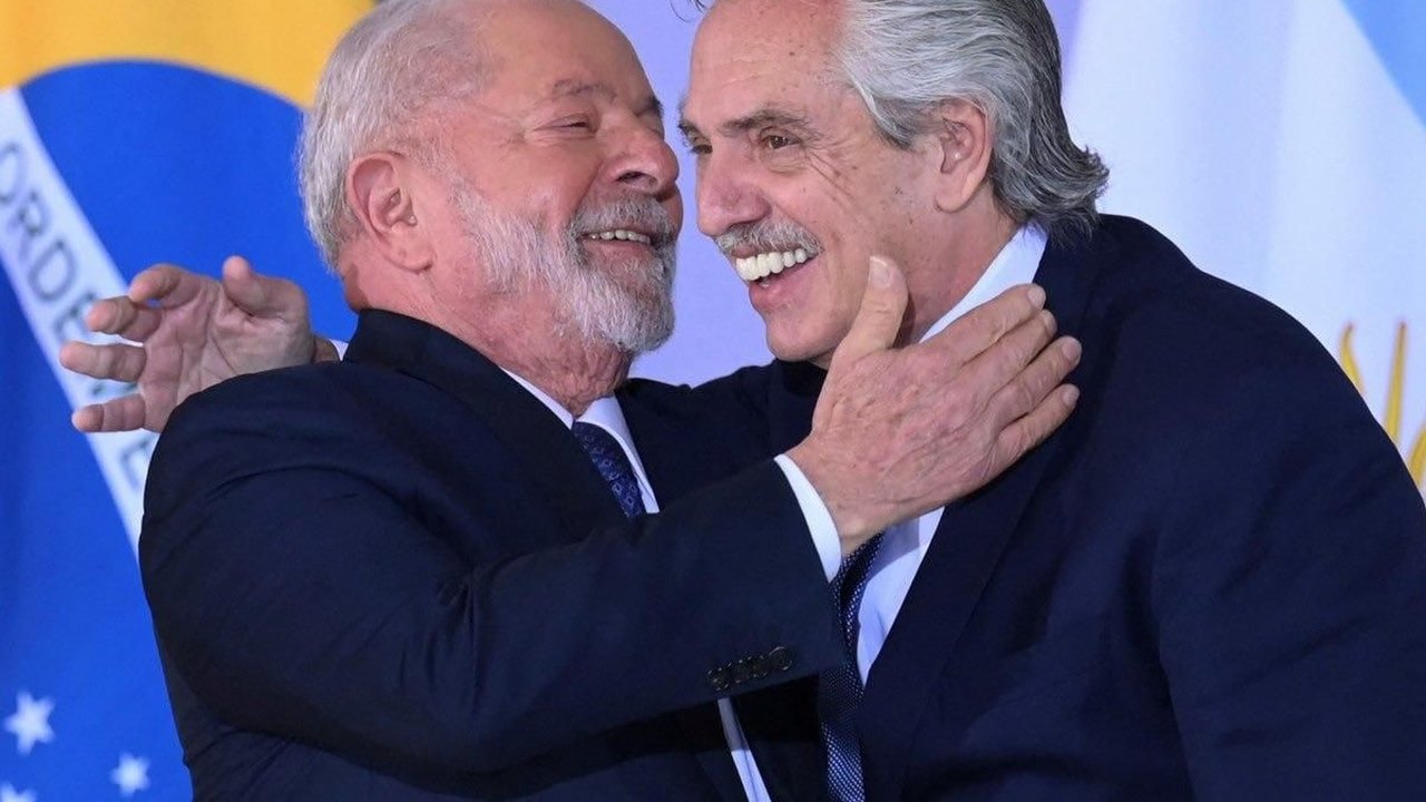 'Compartilhamos a tristeza de vê-lo preso e a alegria de vê-lo livre': Alberto Fernández celebra 4º mandato de Lula