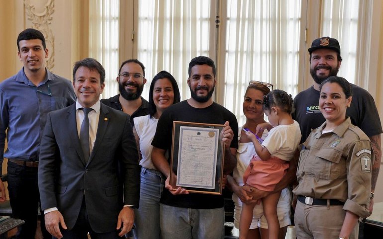 Mototaxista que salvou garoto é homenageado no Rio