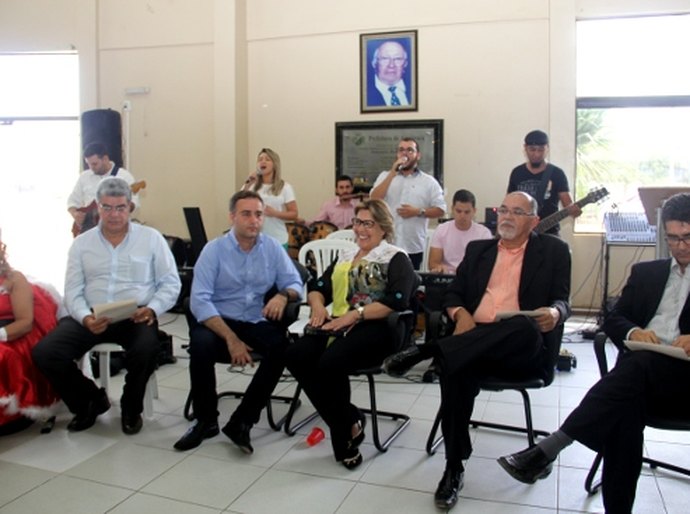 Célia paga décimo e pede a servidores para comprarem no comércio de Arapiraca