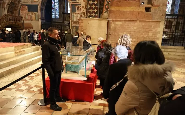 Restos mortais de São Francisco receberam 1,5 mil visitas por hora em 1º dia