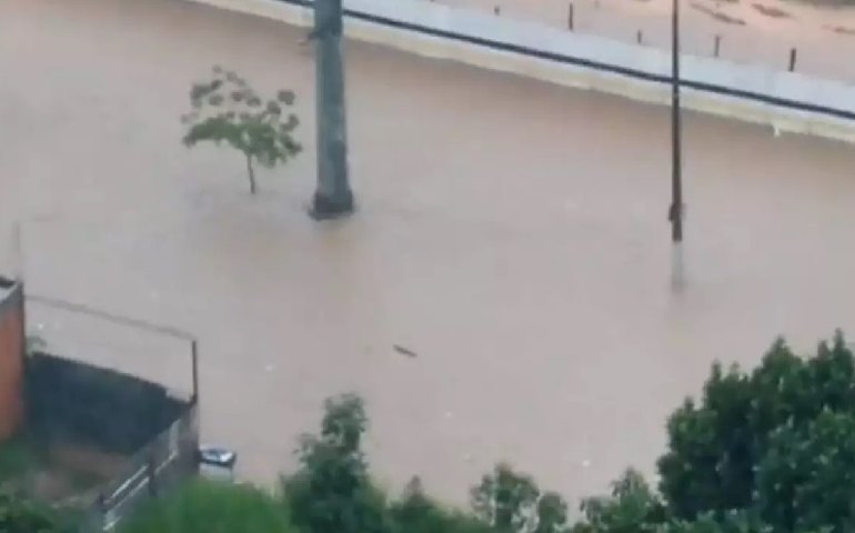 Bombeiros retomam buscas por desaparecido após fortes chuvas em Barueri