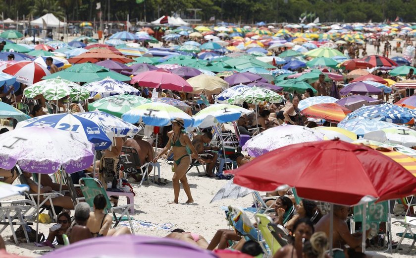 Calor de 39 graus deixa as praias lotadas no Rio de Janeiro