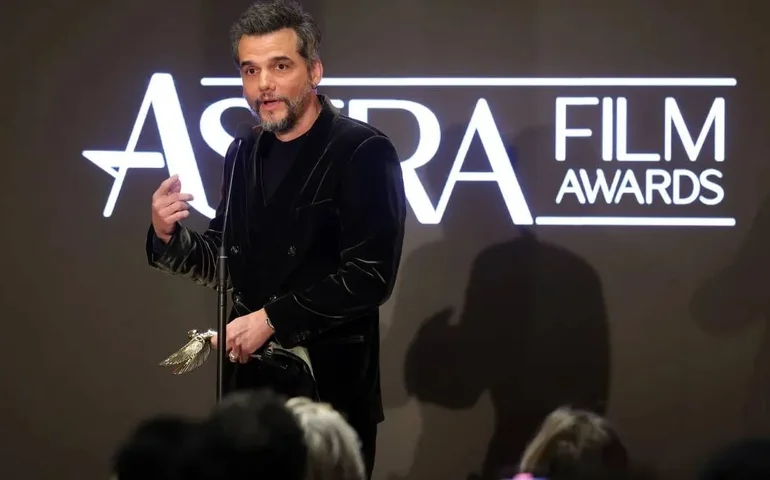 Wagner Moura emociona em homenagem nos EUA e destaca memória, valores e o papel do cinema brasileiro