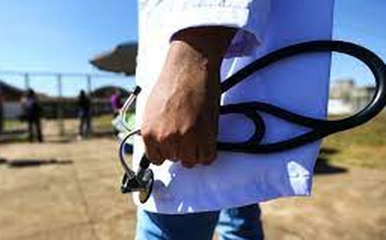 MEC notifica seis universidades por cursos de medicina sem autorização