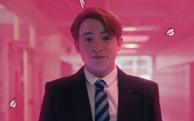 Ator de ‘Heartstopper’ se declara bissexual e critica pressão para falar