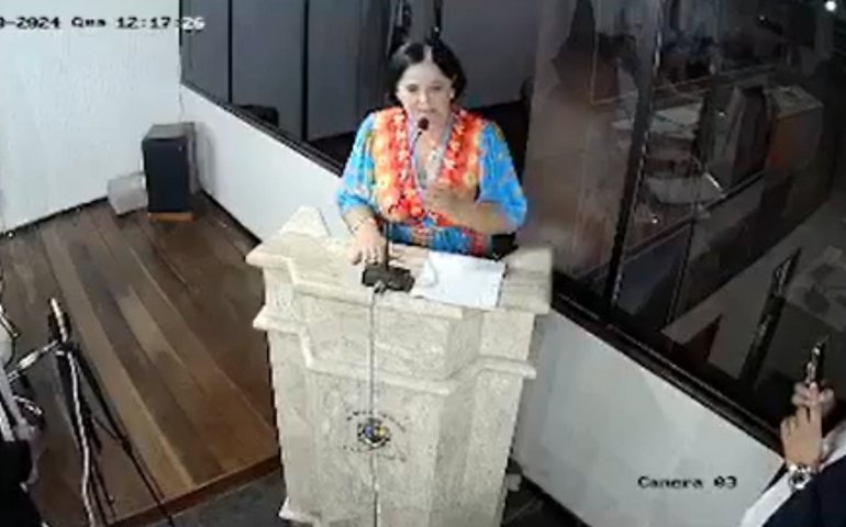 Vereadora Adelaide França denuncia sentir-se tratada 'como uma cachorra' pelo Controlador de Palmeira; vídeo