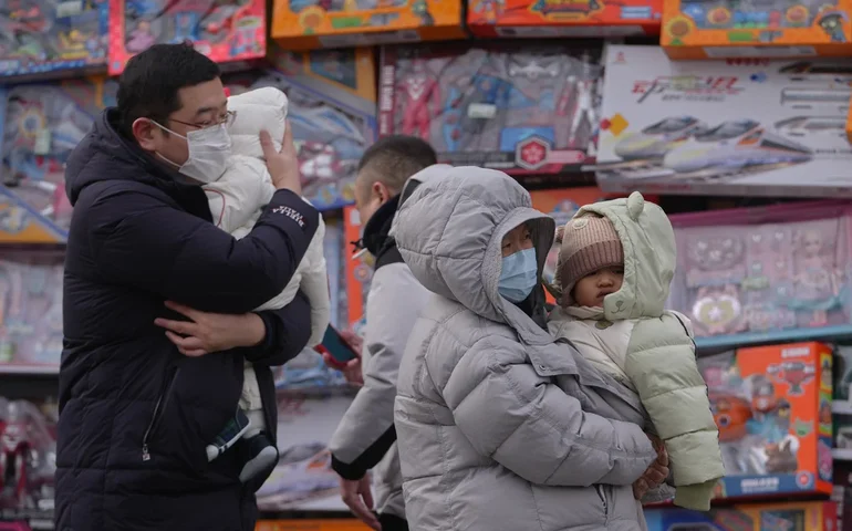 População da China volta a diminuir, com a taxa de natalidade a atingir o nível mais baixo desde a revolução comunista de 1949